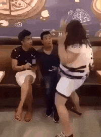 短发 “谁能告诉我这个洞的用处吗？”