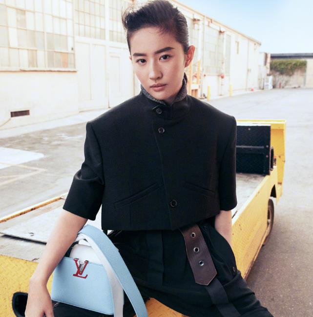 刘亦菲|33岁刘亦菲“比例失调”太严重！看脸以为130斤，腿却令人崩溃