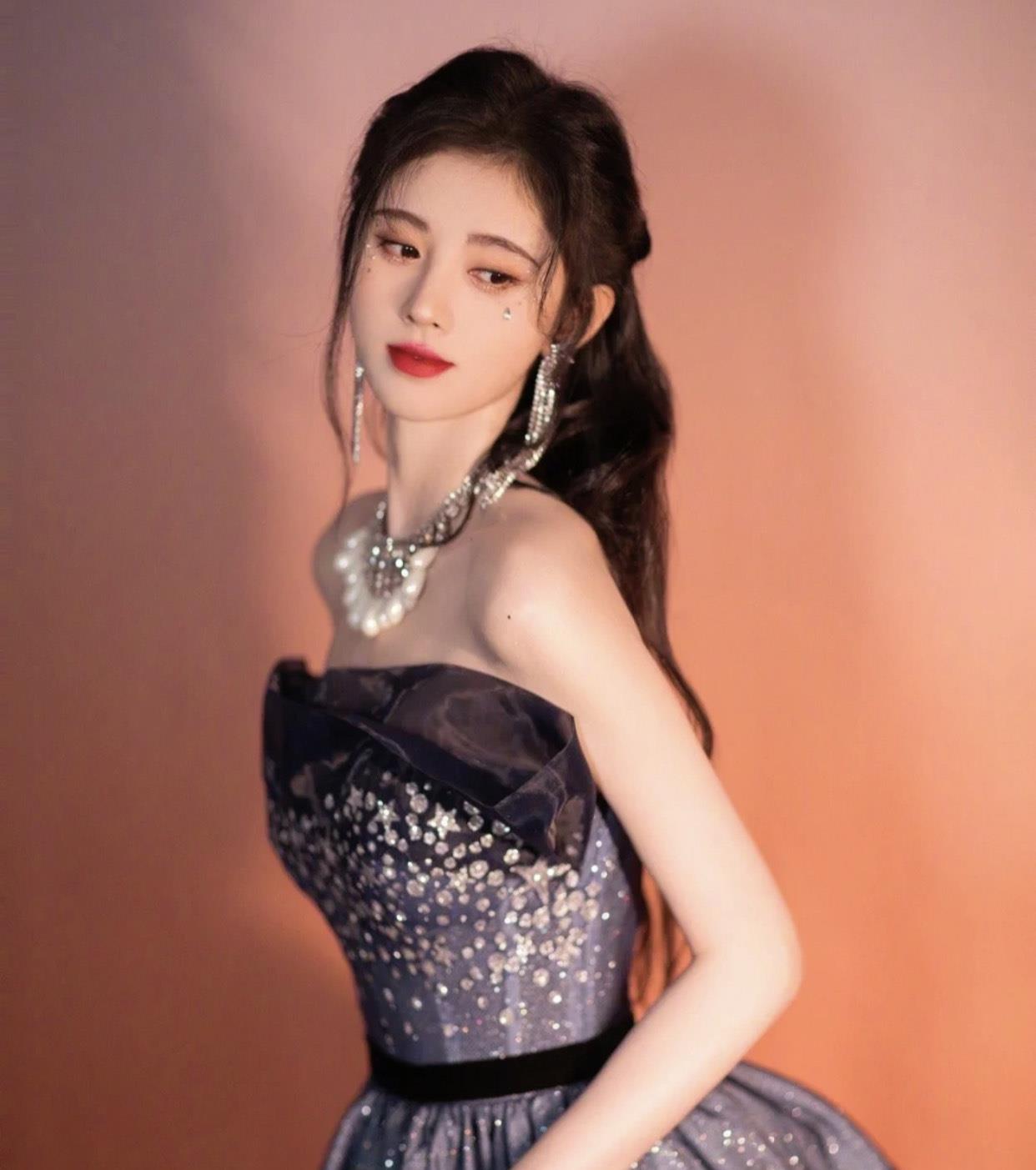 鞠婧祎|现在流行“倒三角”眼妆，鞠婧祎好看是有原因的，化妆技巧真绝了