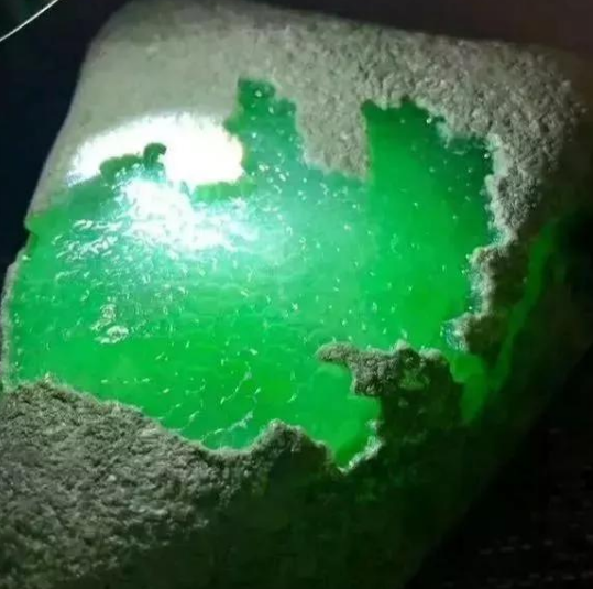 翡翠手镯|一个月买了14件“满绿翡翠”，做完鉴定后傻眼了......