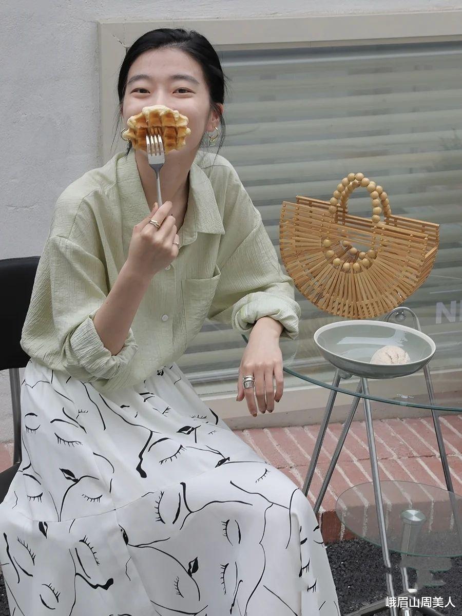 峨眉山周美人|真正会打扮的女人，入秋后都离不开这3种颜色，洋气显白有气质