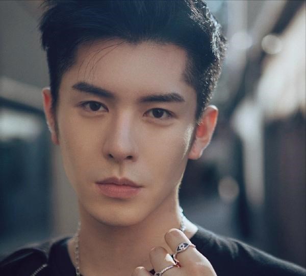 整容|从网红转型做演员,大方承认整容,《香蜜》中的他又换了张脸?