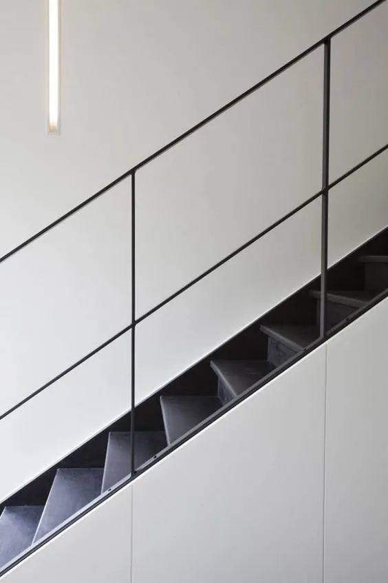 |楼梯上方挖20公分槽口,塞进一个长条灯带,照明效果简直不要太好!