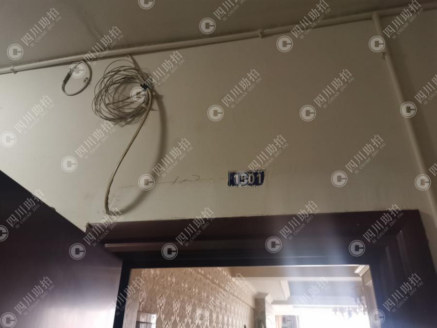 四川省|“骨折”房，近日四川，发生一件奇葩事，一套评估价622万的房子，降至45.2万拍卖结果无一人出价，评估员出来走2步！