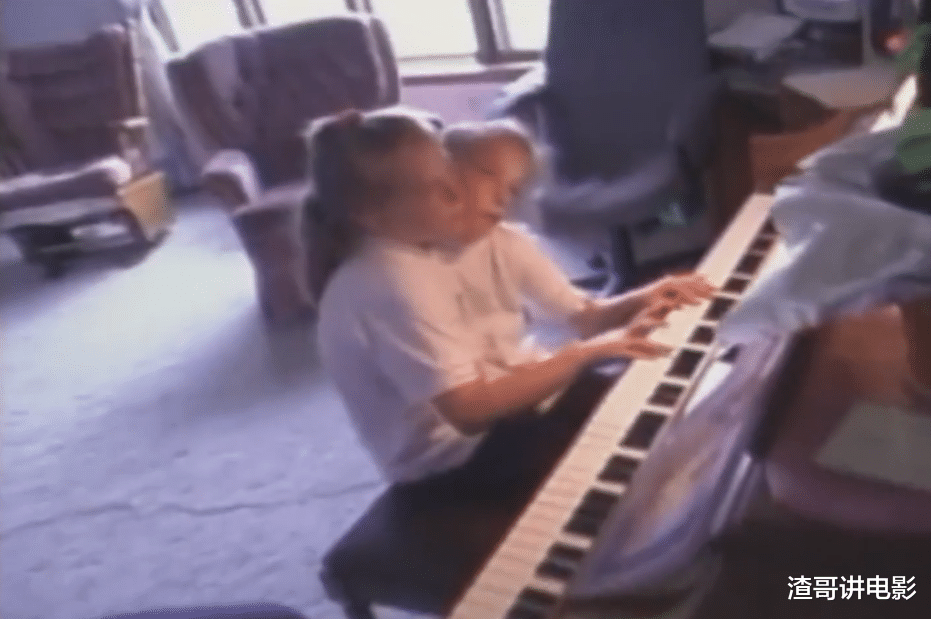 中国科学院|世界上真实存在的双头人，姐妹共用一个身体，却分别控制半边身体