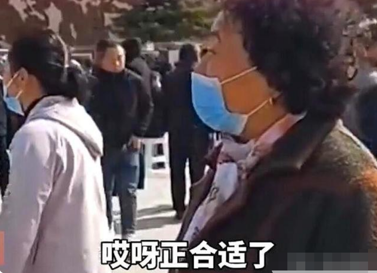 亚洲播报一姐 幸福来得太突然?“蓝朋友”执勤时意外收获,阿姨:“把我女儿嫁给你吧”