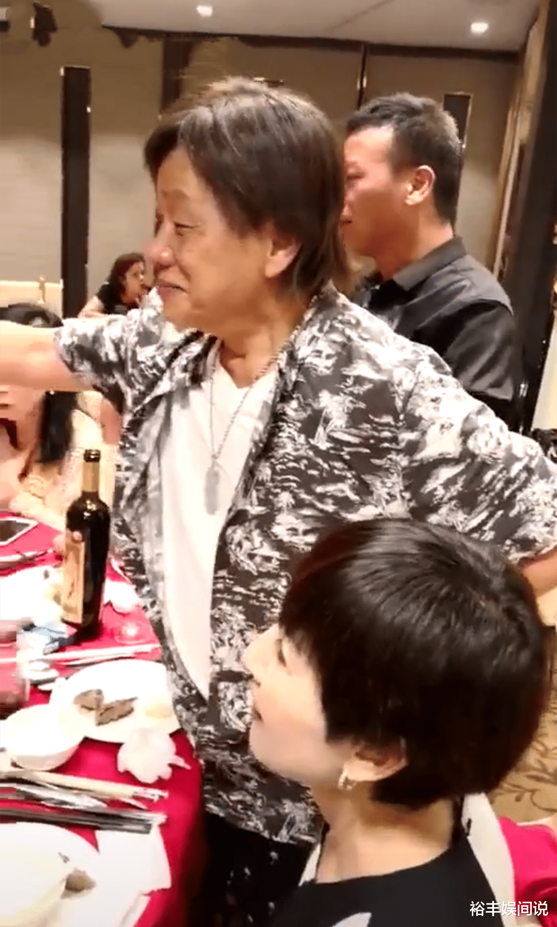 复读机|73岁梁小龙携小20岁娇妻现身，模样俊俏十分优雅，甜蜜同框如父女