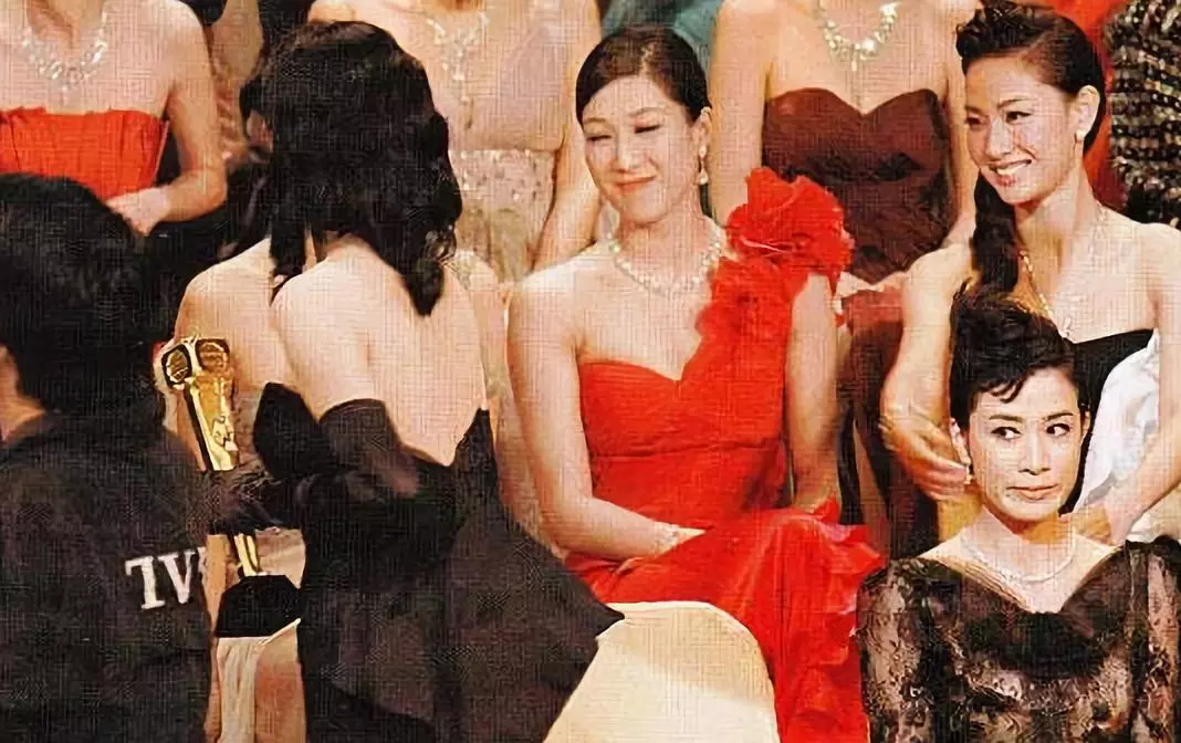 杨怡|这么高龄了，还两年抱俩！