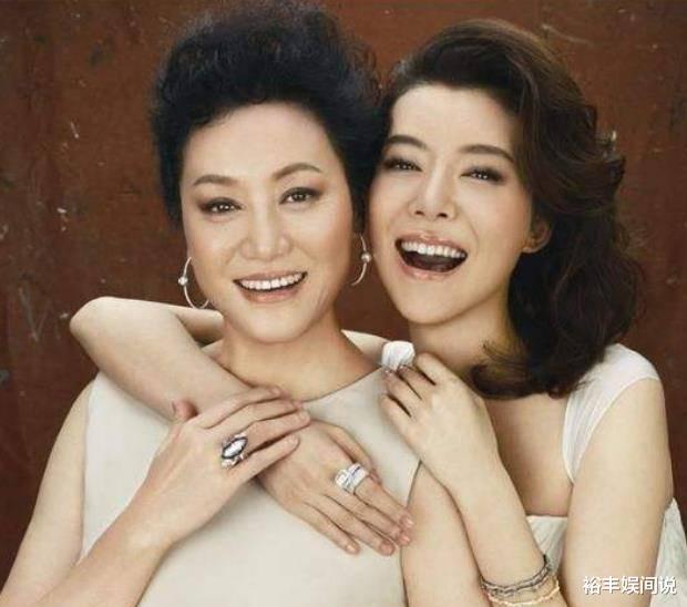 斛珠夫人|王丽云罕晒前夫全家照，车晓爷爷戴眼镜超帅气，爸爸幼时好可爱