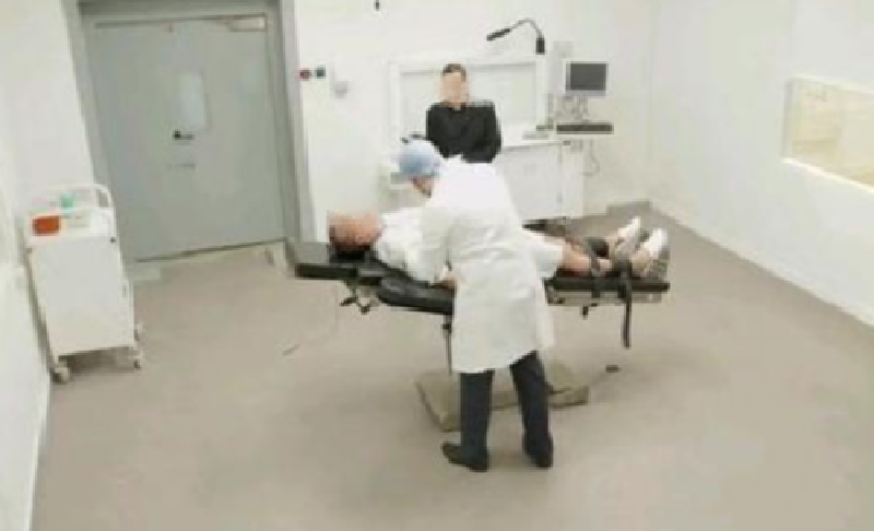 ?强奸4岁女童的罪犯已验明正身,执行死刑,死刑是注射还是枪决?