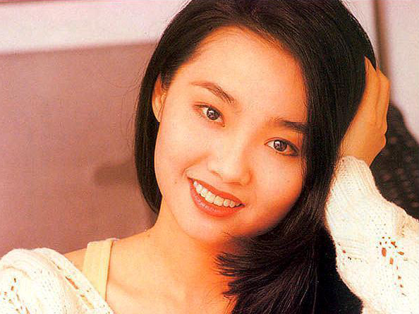 赵露思|她曾是张智霖前任，容貌不输袁咏仪，今52岁容颜俏丽