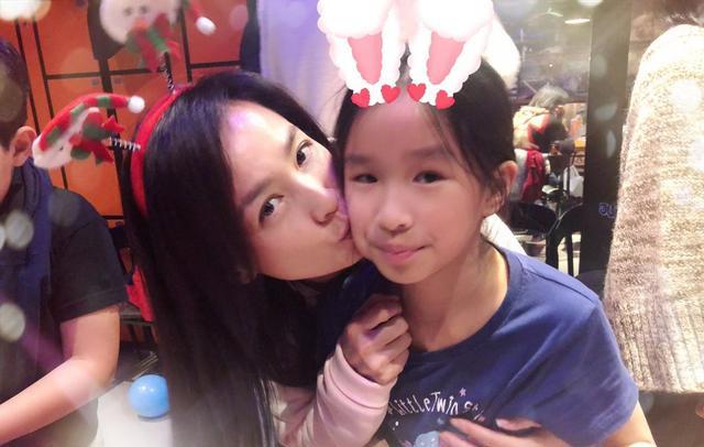 张庭|张庭刚夸完女儿长得美，丈夫前妻立马高调晒高颜值子女，差距太大