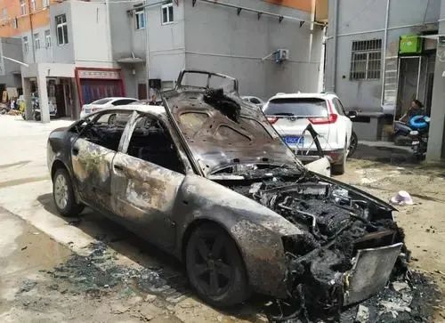 交警提醒:车内这个小孔不能乱用, 已经导致多辆车自燃!