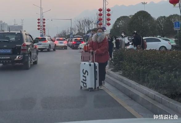 湖北一妈妈接女儿放假回家,身后却跟来个女婿,男孩一细节惹怒赞