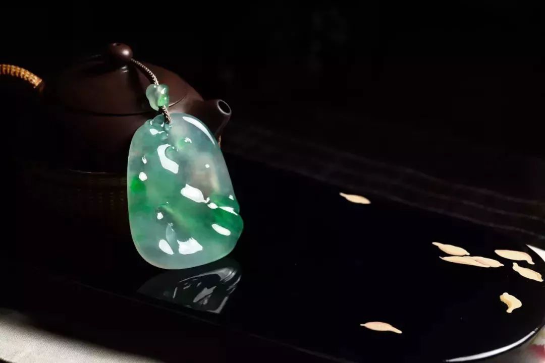 哈轩翡翠|不知道怎么变现手中的翡翠?有6大渠道可以选择