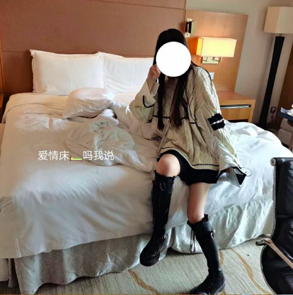 明日社会 追星族潜入偶像房间，躺床拍照兼带走用过口罩