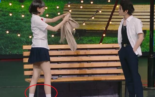 关晓彤|关晓彤穿“乳糖袜”出场，腿红了仍不脱下，得知谁送的再疼我也穿