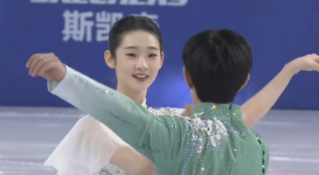 张艺凡|可惜了！张艺凡跳冰上舞蹈意外“摔倒”，第一反应却是安慰搭档