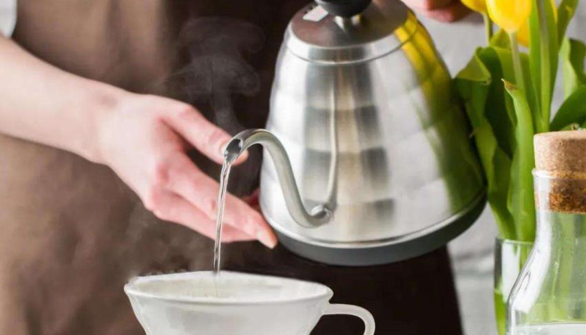 便秘|喝水时，一半热水兑一半冷水，会对身体造成伤害吗？越早知道越好