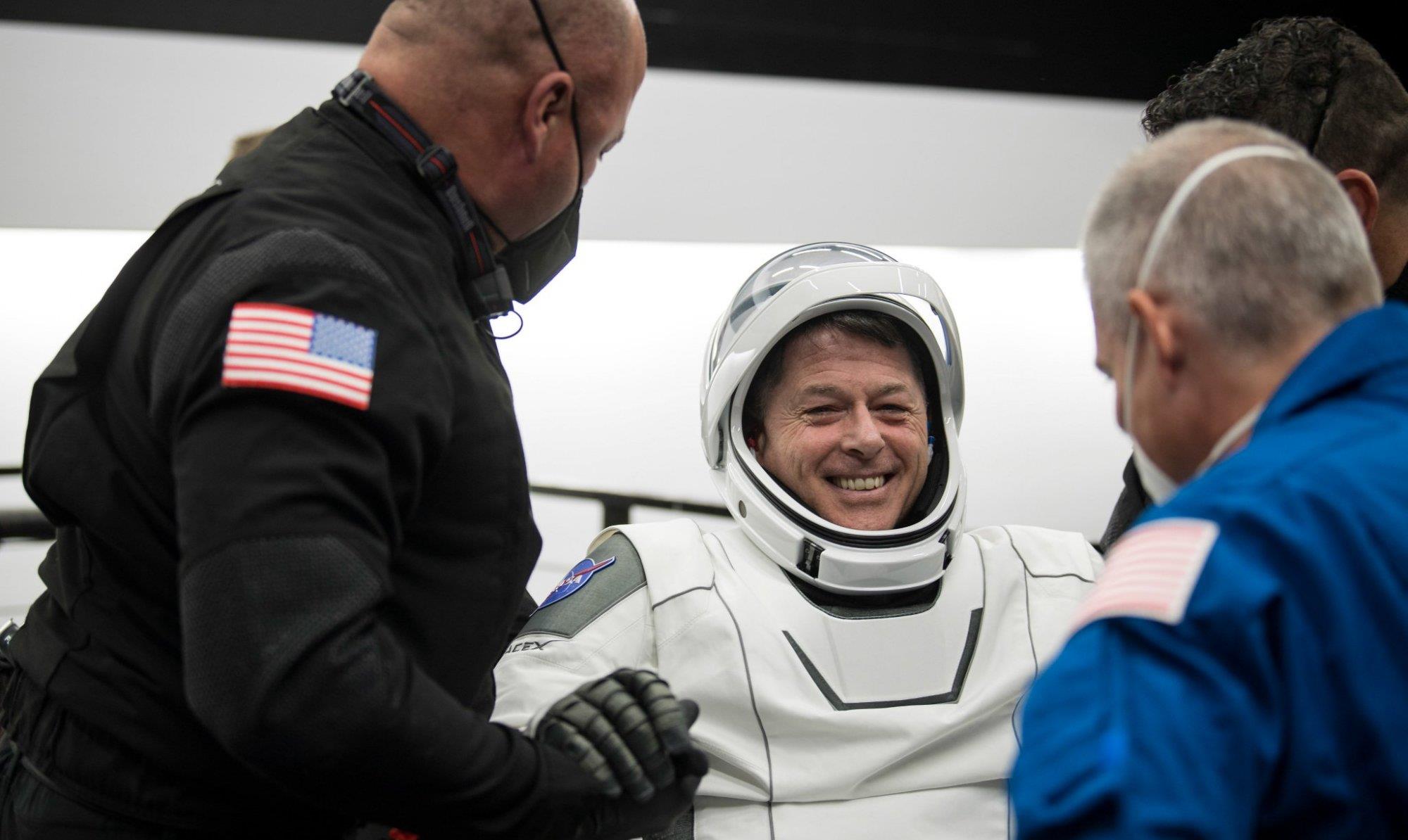 SpaceX“Crew-2”宇航员成功溅落墨西哥湾,龙号太空船创下新纪录