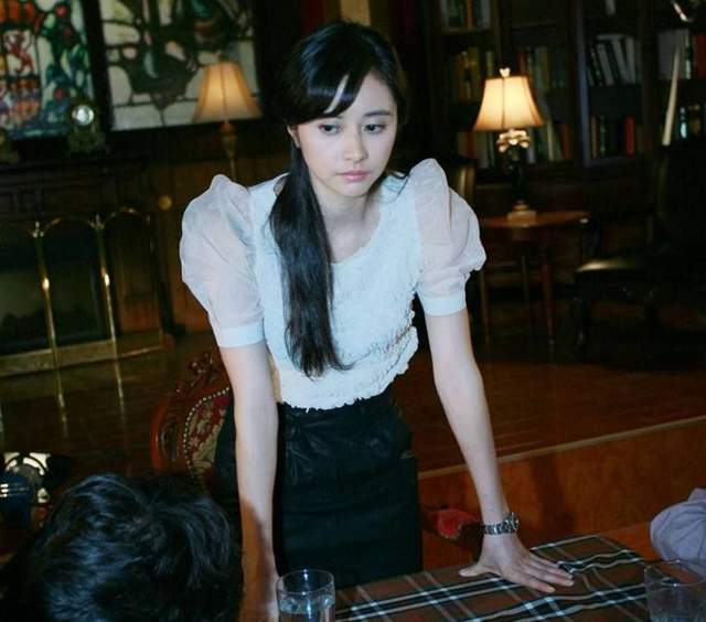 何美钿|何美钿手捧蛋糕庆46岁生日，小师妹童颜依旧，错过张卫健终遇幸福