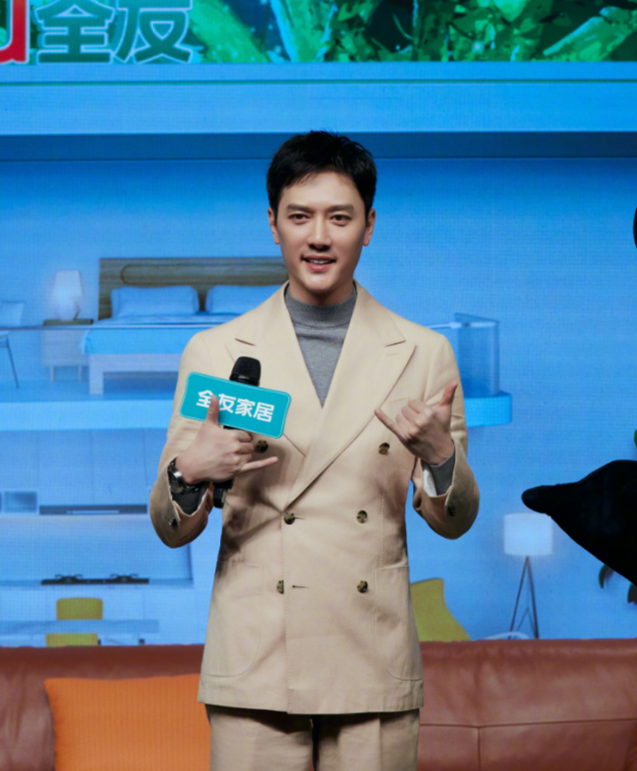 冯绍峰|网友偶遇冯绍峰素颜打疫苗，离婚快两月，他怎么变成这样了