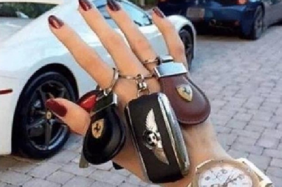 发型|身价12亿人称“宾利姐”，发型独特最爱炫富，直到现在还单身