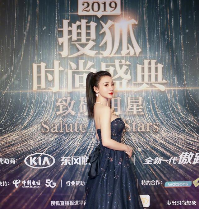 柳岩|柳岩穿衣大胆身材和颜值永远在线，四十岁依旧魅力四射