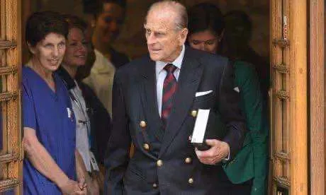 斑马的育乐园 论男装时尚只服菲利普亲王，比哈里王子还会穿！裙子都能hold住