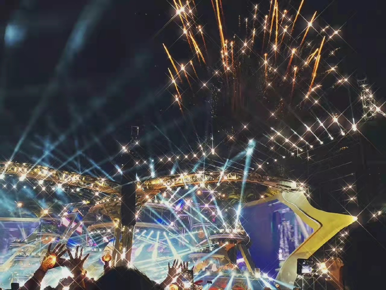 演唱会|宠粉狂魔华晨宇，演唱会现场暖心细节盘点，让歌迷有回家的感觉！