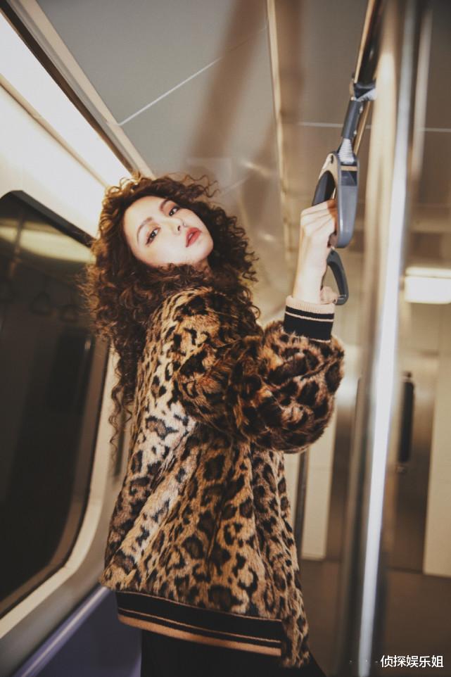 周扬青|周扬青晒儿时与爸妈合影，直面整容争议自侃从小到大长得毫无关联