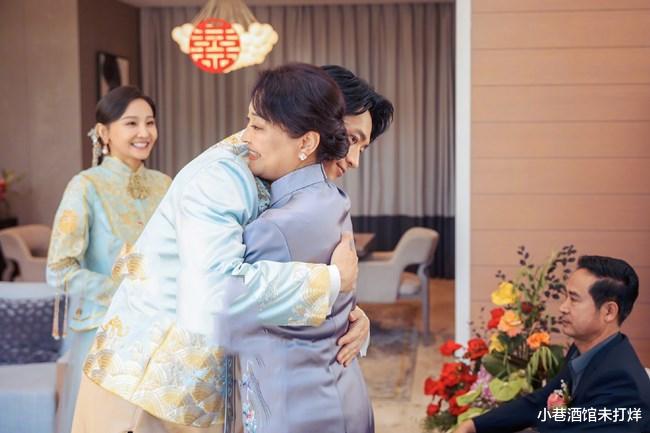 魏晨|于玮跪地向公婆敬茶，魏晨妈妈递上大红包！女方父亲的表情好心酸