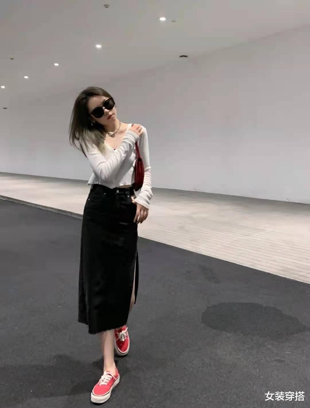 女装穿搭|长款牛仔裙搭配什么样的上衣好看