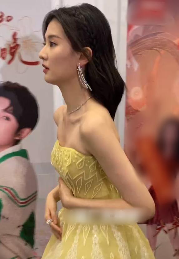 乔欣|乔欣不能再瘦了，穿露肩裙全程手放一个位置，得知真相女生自闭了