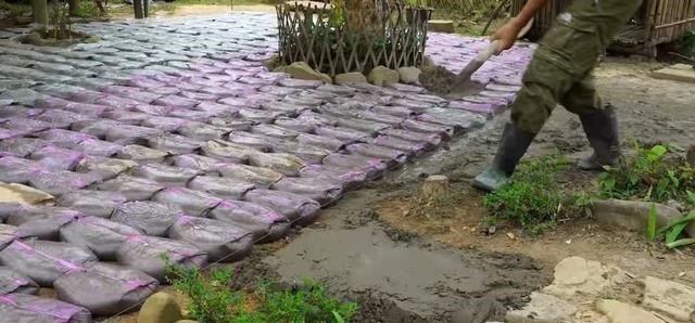 自己动手捯饬院子,塑料袋里灌水泥,铺满整个地面,比青石板结实