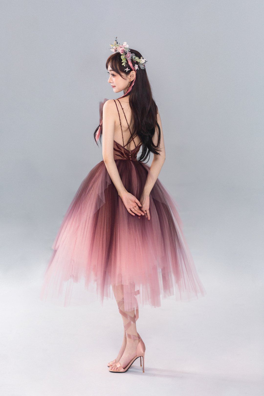 李宗盛|34岁何泓姗自带萌妹脸！穿婚纱与鲁班七号冒险，电竞女孩也疯狂