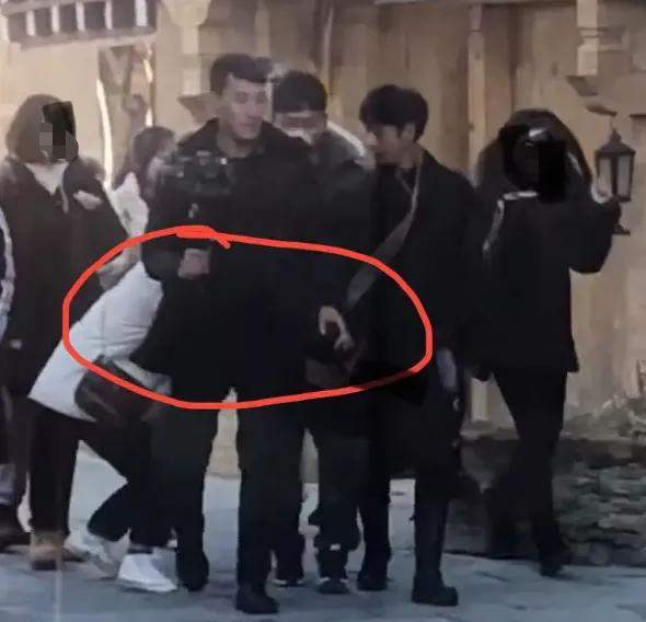 萌神木木 丁真被粉丝围堵骚扰,一人拉手一人揽腰,三个保镖都拦不住