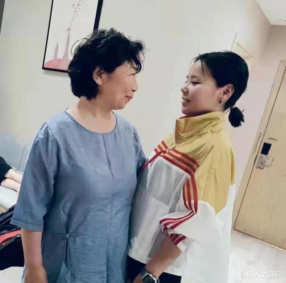 宇多田光|许妈一身素衣当志愿者，杜母一袭红衣游北京，真爱与伪善自然呈现