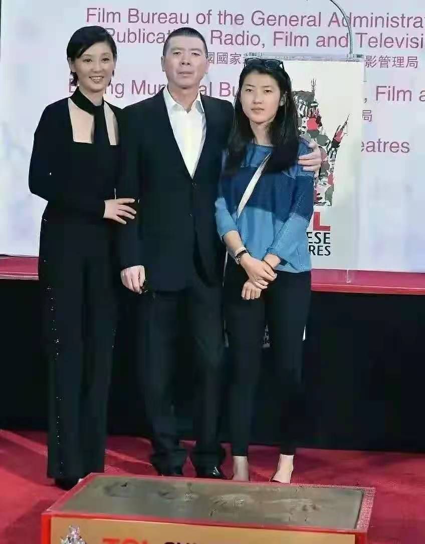 穿衣搭配 冯小刚女儿罕见亮相，颜值不输徐帆，拼接短衫搭配黑色裤装好休闲