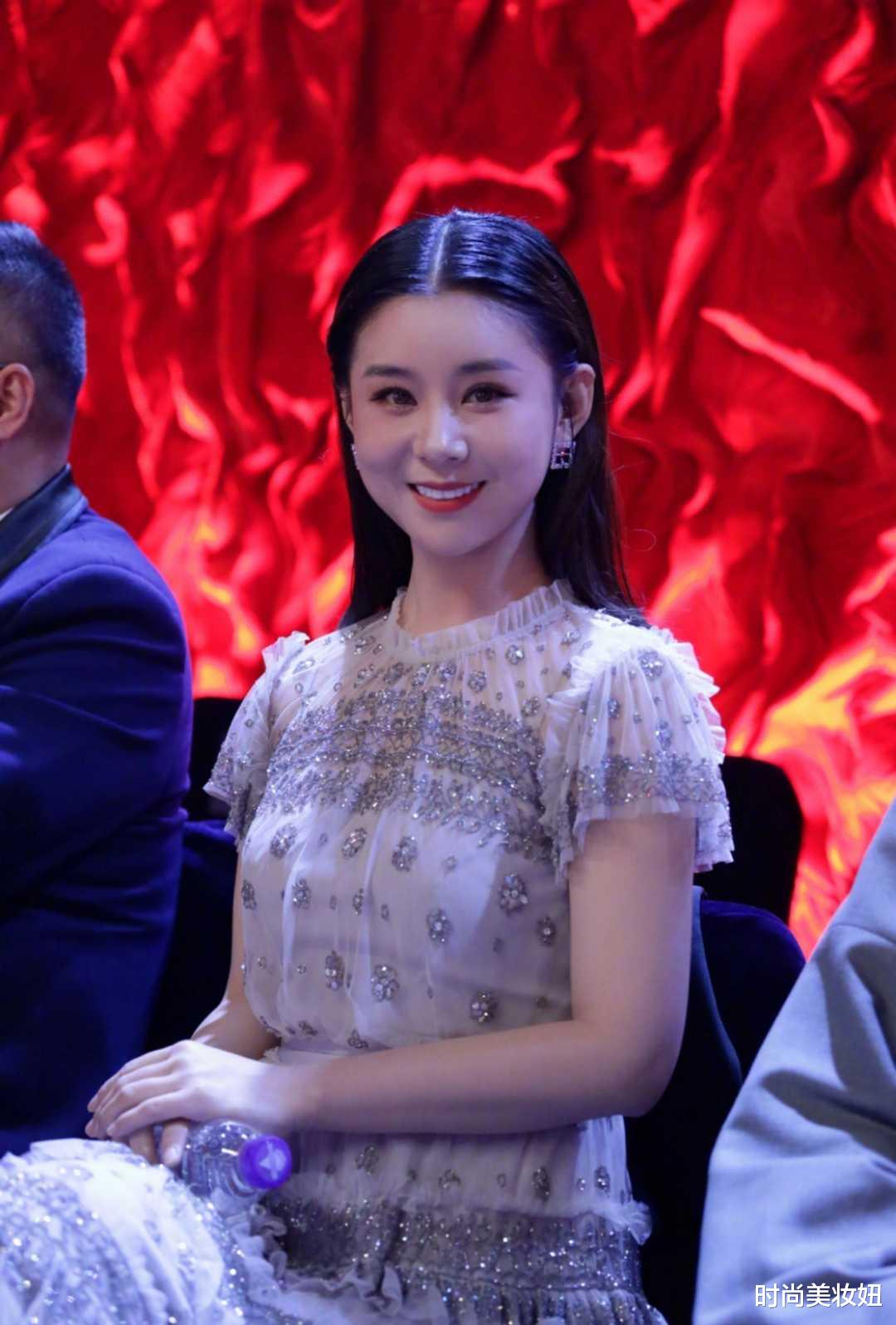 时尚美妆妞|又被李小萌美到了，穿裸色连衣裙录节目，美得让人想多看几眼