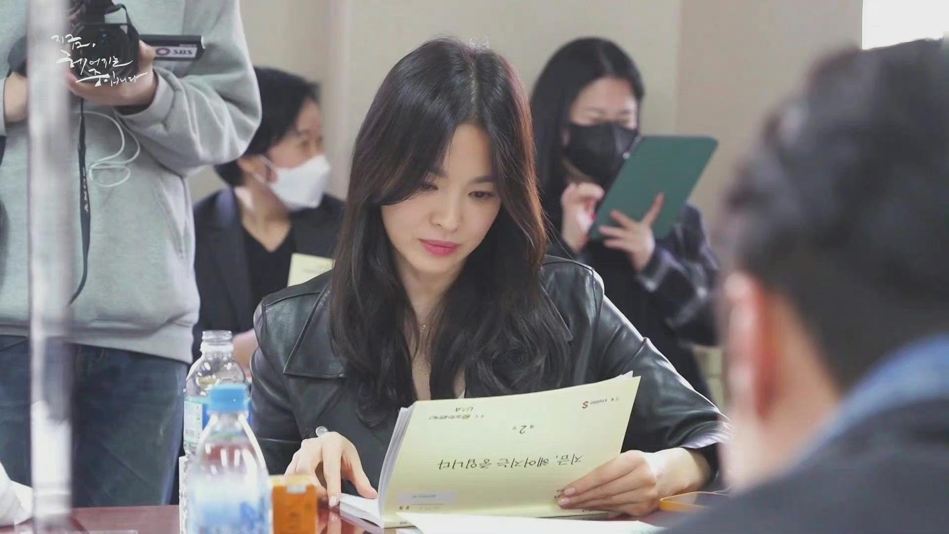 宋慧乔|不愧是南韩国民女神，宋慧乔新剧造型百变时髦，OL女性穿搭模板