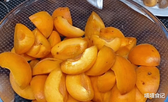 银耳|夏季别总喝冰水，将这果去核熬几罐，放冰箱冷藏，清凉酸甜又解暑