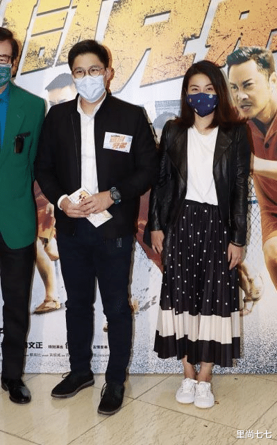 郭晶晶|郭晶晶一家看芭蕾表演,7岁长子短裤里套秋裤,裤子提太高好尴尬