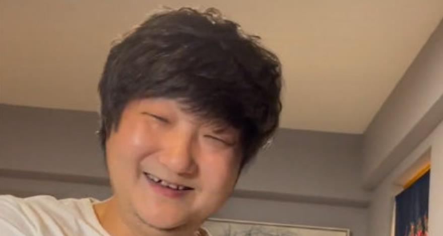 安杰|王大治露面古玩店！44岁留胡渣啤酒肚抢镜，网友称其中年发福了