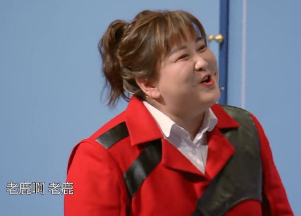 关晓彤|关晓彤和贾玲闲聊忘关麦，小声嘟囔5个字，观众要不淡定了