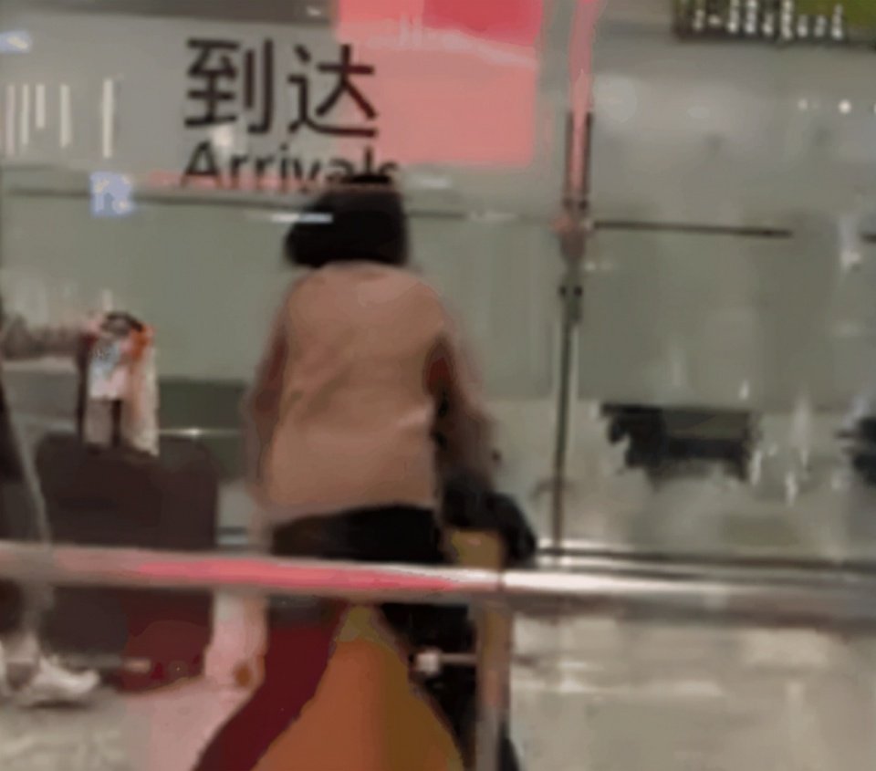 爱奇艺|带孩子出门像逃亡!郭碧婷素颜憔悴!为护女儿弯腰推行李边跑边躲