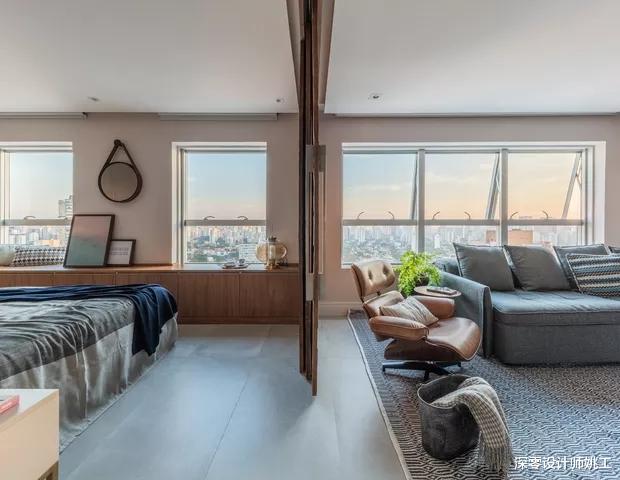 温馨明亮的80㎡一居室,客厅和沙发相连着,配上木质推拉门美哭了