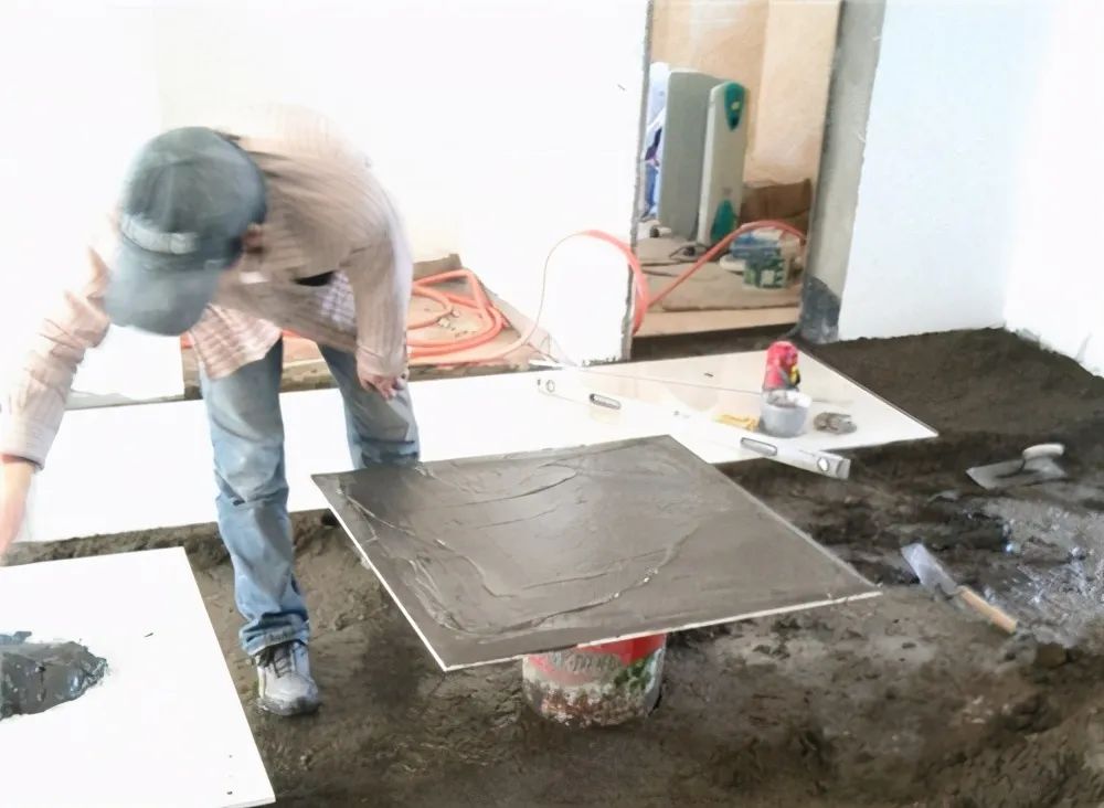 装修地砖如何铺贴？老瓦工传授地砖铺贴6大标准流程，照贴不空鼓