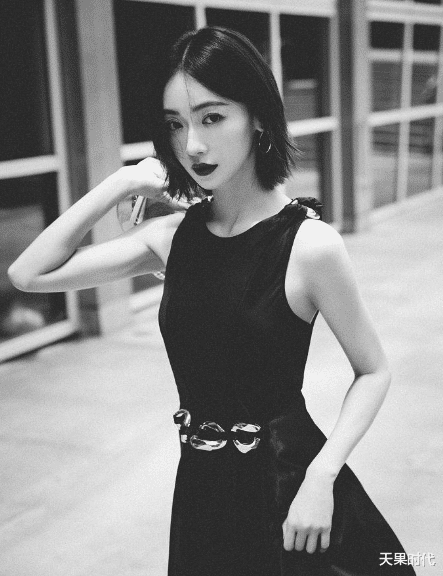 |吴谨言才是真“纸片人”身材,一身黑裙配红唇,摩登风情真迷人