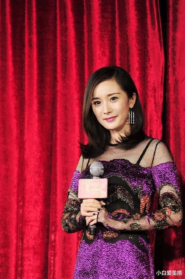 小白爱美搭|杨幂牵手自己蜡像，还真是惟妙惟肖相似度好高，不细看都分不出来